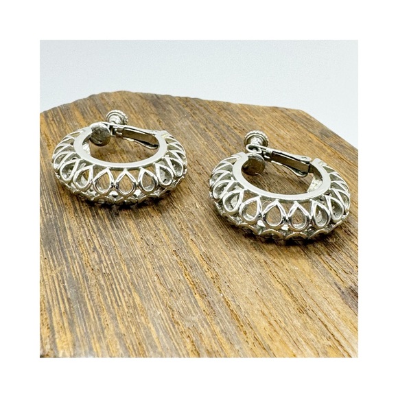 Vintage silver tone chunky hoop earrings with open cut outs  hinged clip on - Picture 11 of 11